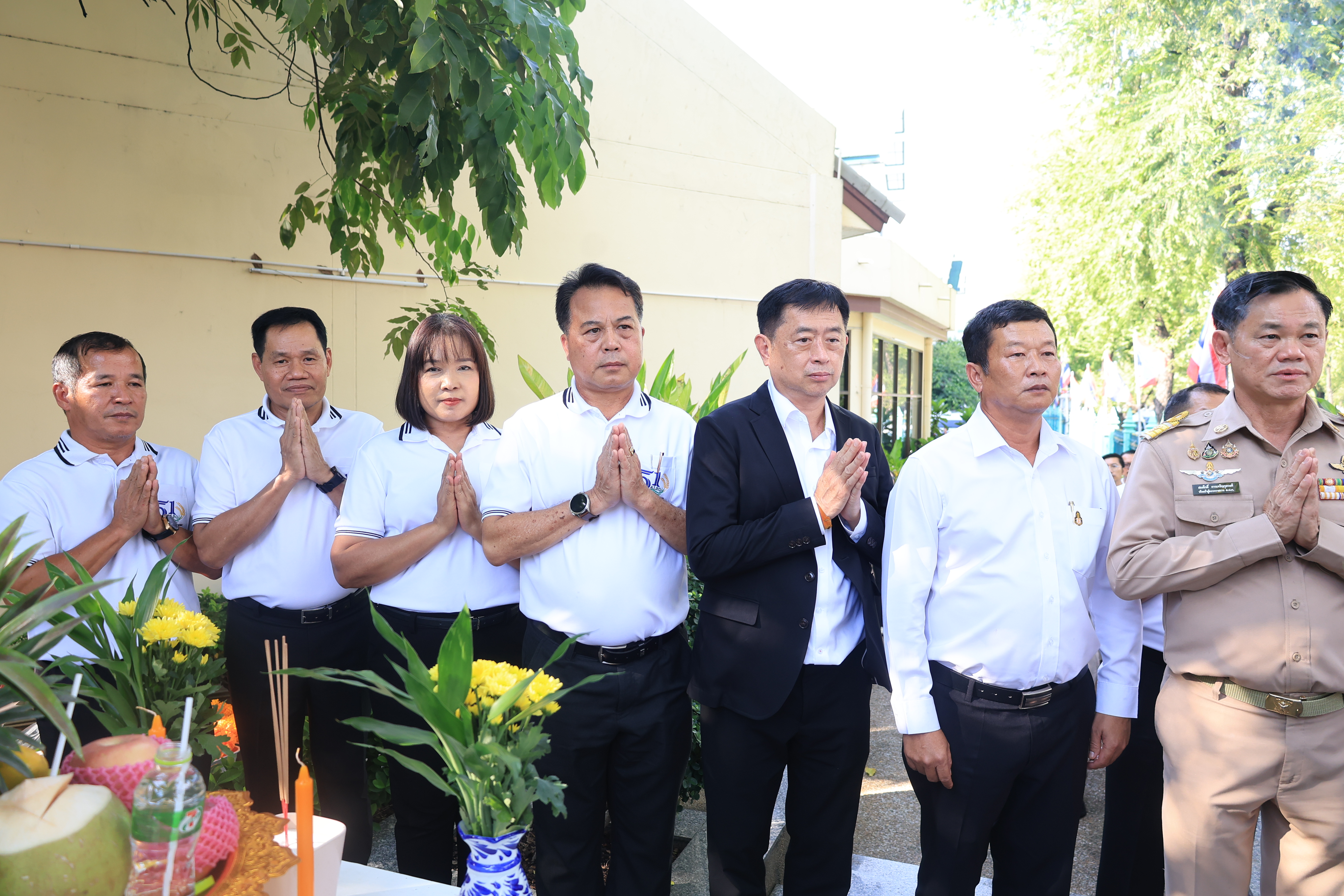 title - เลขาธิการ ส.ป.ก. และผู้เกษียณอายุราชการ สักการะสิ่งศักดิ์สิทธิ์ประจำ กระทรวงเกษตรและสหกรณ์ และ สำนักงานการปฏิรูปที่ดินเพื่อเกษตรกรรม เนื่องในโอกาสเกษียณอายุราชการ